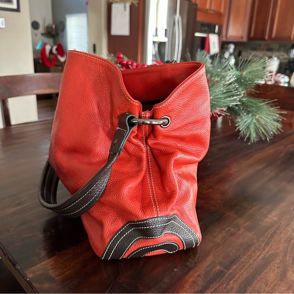 Vera Pelle Vibrant Orange Shoulder Bag with Brown Trim